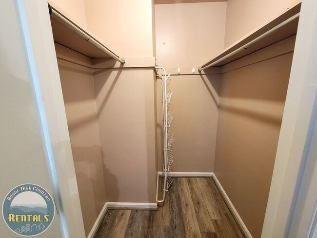 Building Photo - Charming 2BR/1.5BA Townhome Near the Green...