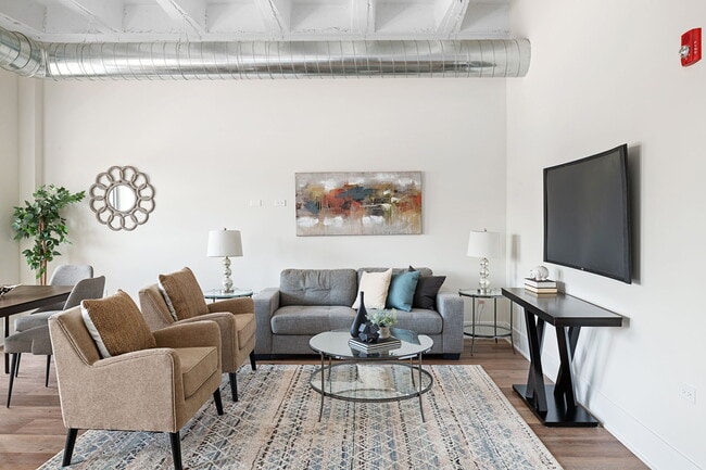 Building Photo - 1610 N Normandy Ave