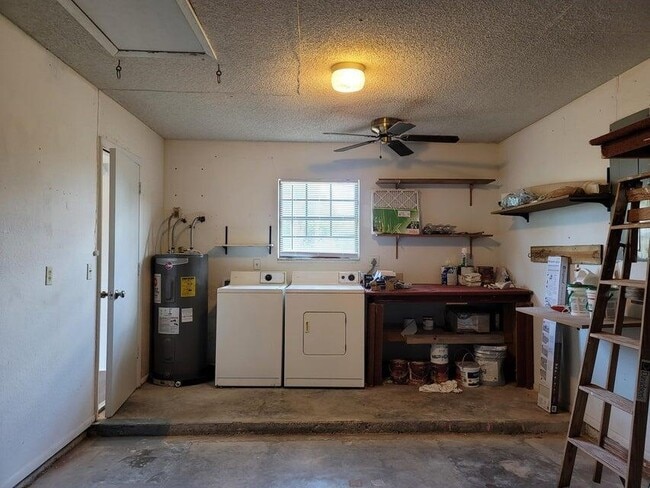Building Photo - 311 SW Virden Ct