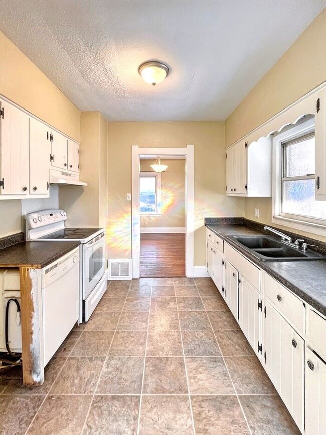 Building Photo - Charming 3-Bedroom Home / Pet-Friendly / V...