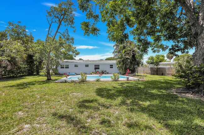 Building Photo - 716 Lund Cir