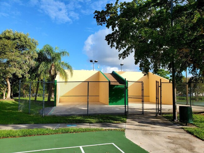 Building Photo - 120 Royal Pk Dr