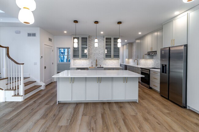 Building Photo - 17 Wilson St