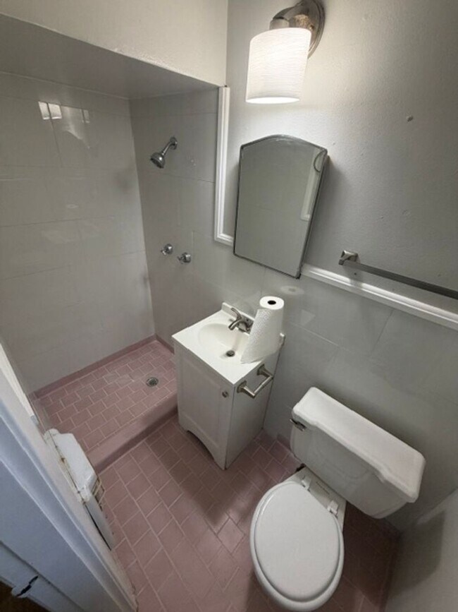 Building Photo - Move in Special ! First month 1/2 off!