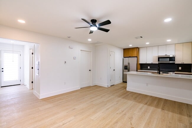 Building Photo - 1142 Mansell Ave