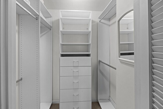 Building Photo - Available 9/1. Awesome 1 BR/1.5 BA Apartme...