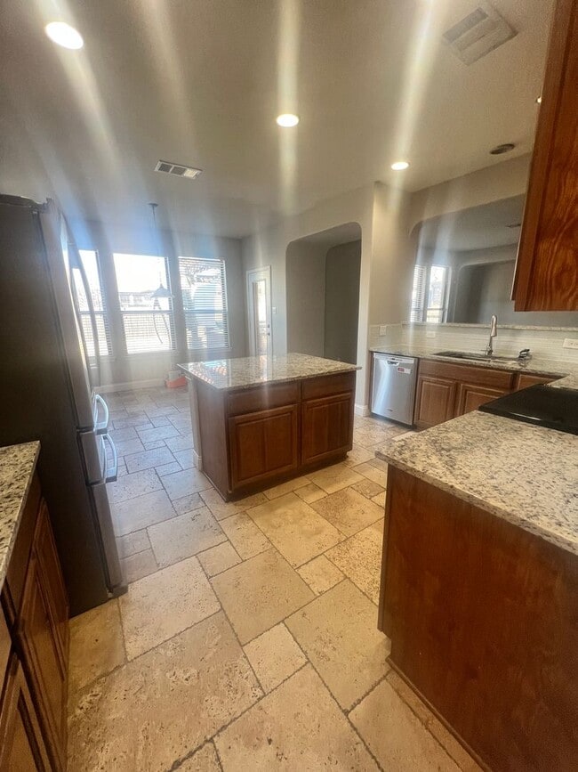 Building Photo - Rare Huge 5 Bedroom Off Crystal Falls