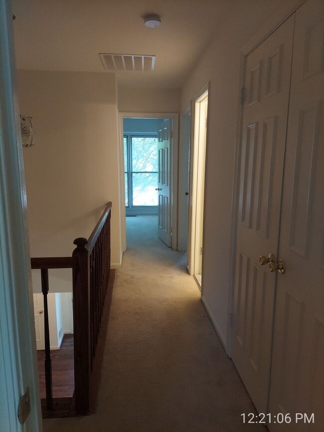 Building Photo - Spacious And Sun-Filled 3 Bedroom 2.5 Bath...