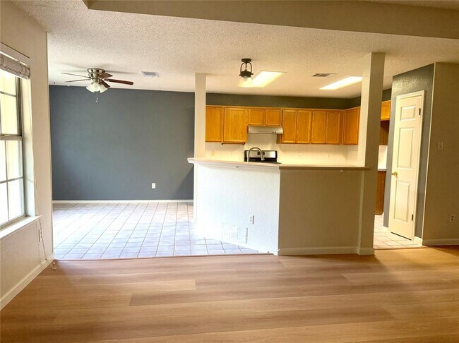 Building Photo - 1502 Woodstone S