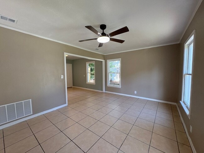 Building Photo - Beautiful 3 bedroom/1 bath fully remodeled home with Central Air & Heat.