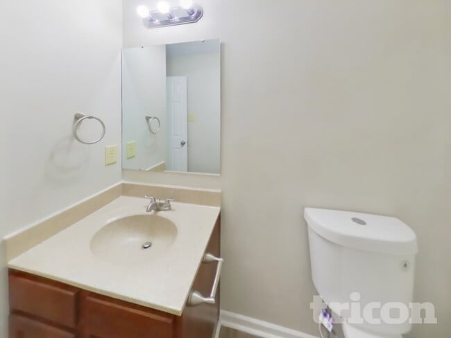 Building Photo - 824 Streamside Dr