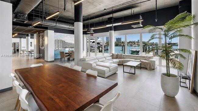 Building Photo - 900 Bay Dr