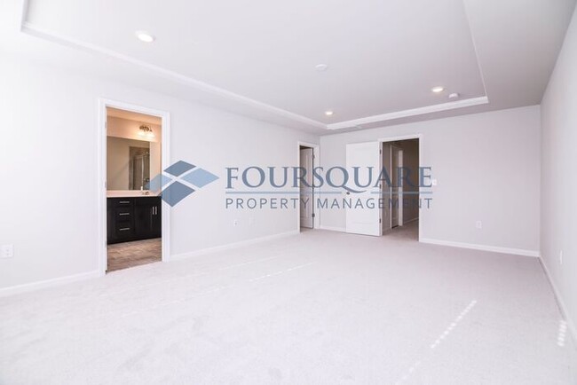 Building Photo - New Townhome | Washer/ Dryer Included |Fib...