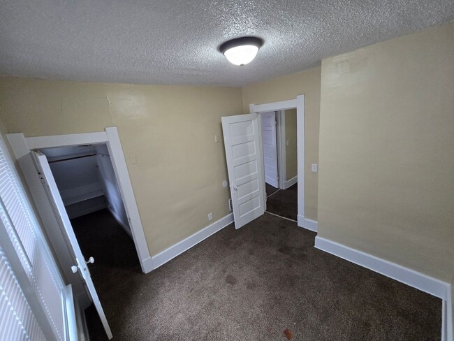 Building Photo - 3 Bedroom House