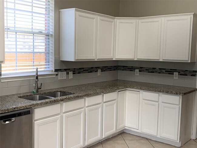 Building Photo - 4411 W Thunderwood Cir