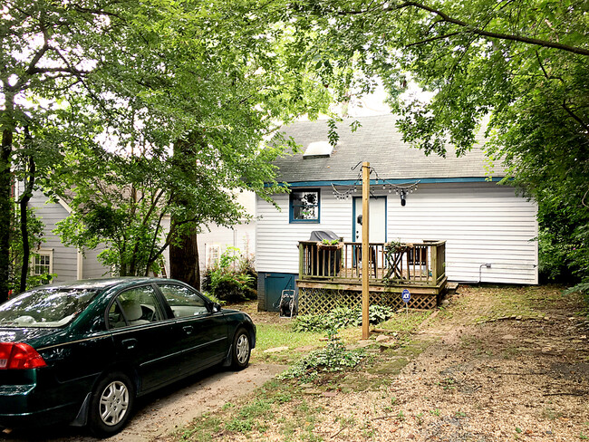 Old photo to show off-street parking for 3 cars! - 843 United Ave SE