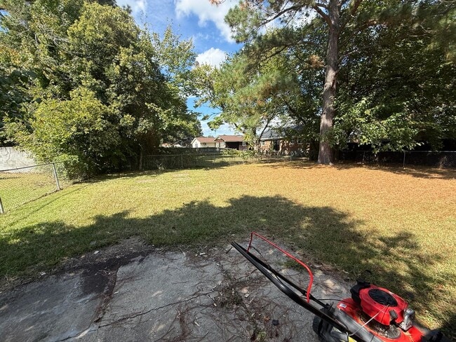 Building Photo - 1605 Dartmore Dr N