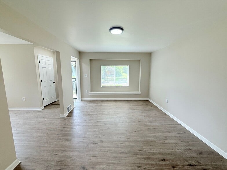 Building Photo - This beautifully updated 3-bedroom, 1-bath single-family home is ready for move-in!