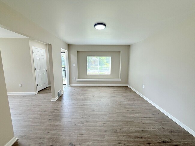 Building Photo - Fully Renovated 3-Bedroom Home – Move-In R...