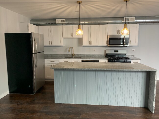 Building Photo - 2945 W Peterson Ave