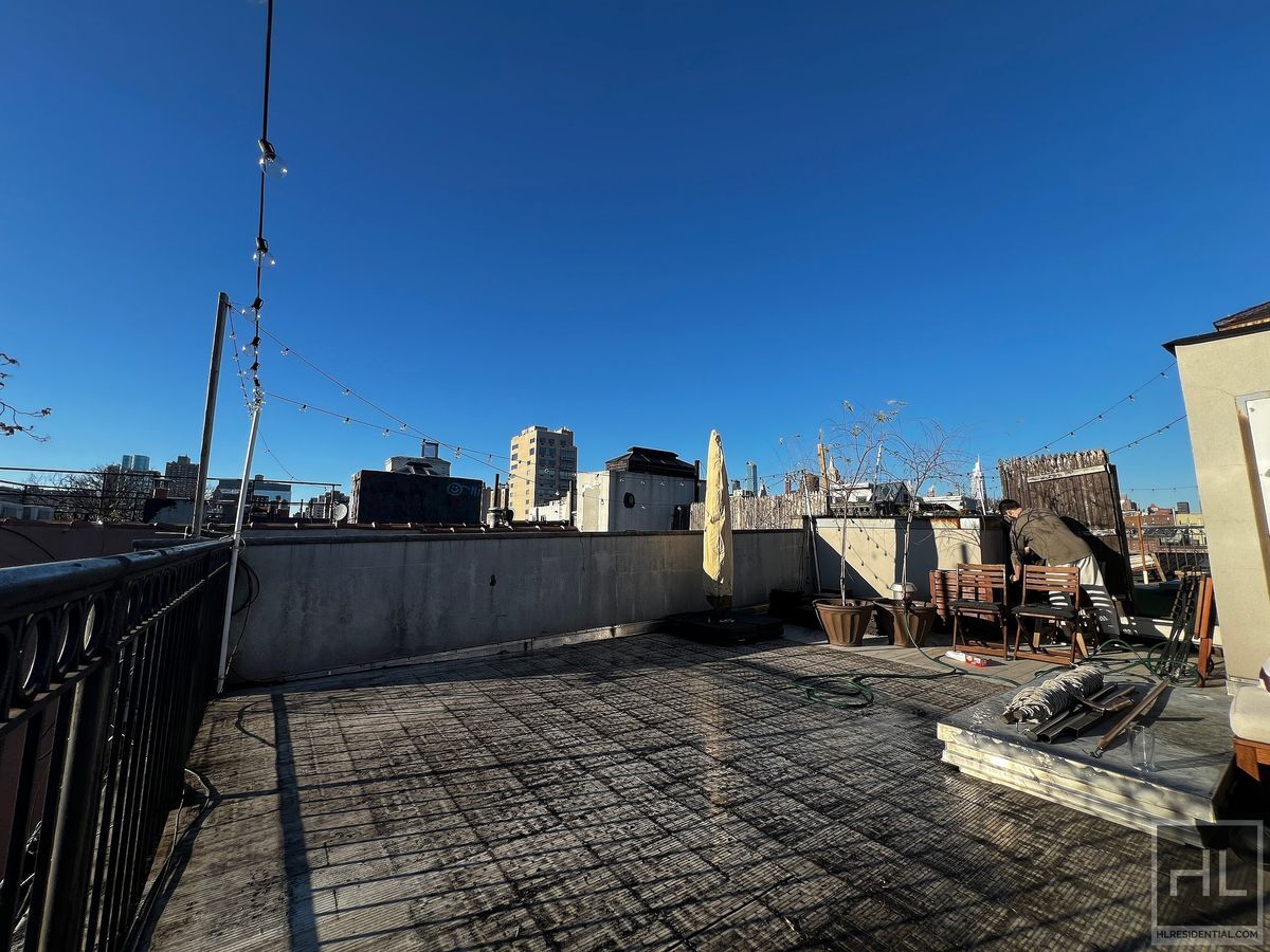 Building Photo - E 9TH ST.