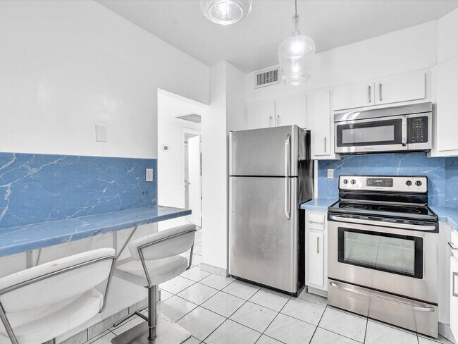 Building Photo - 500 Bayview Dr