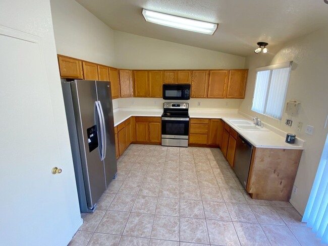 Building Photo - Corner Lot Property 3 bedroom 2 Bath