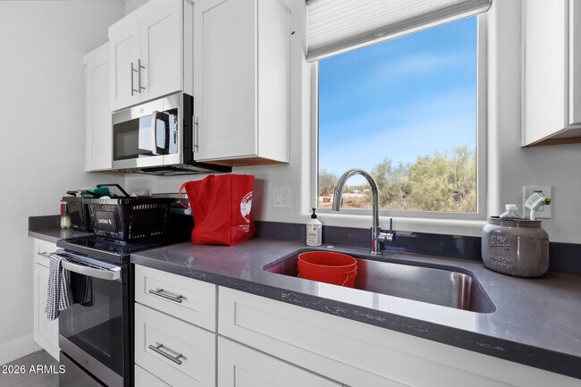 Building Photo - 6896 E Lomas Verdes Dr