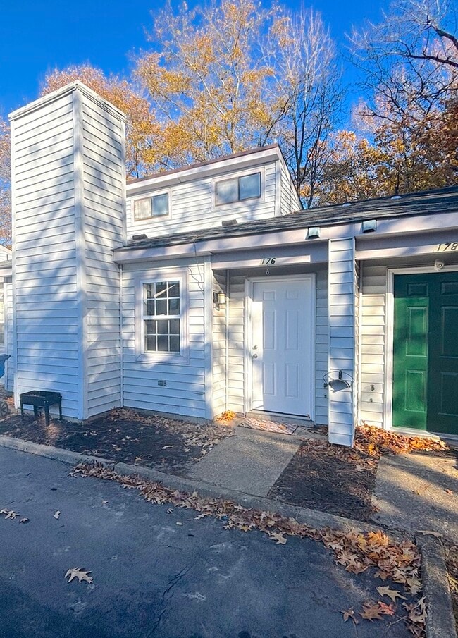 Building Photo - UPDATED 2BED/1BATH TOWNHOME IN TOWN CENTER VIRGINIA BEACH!!!!!