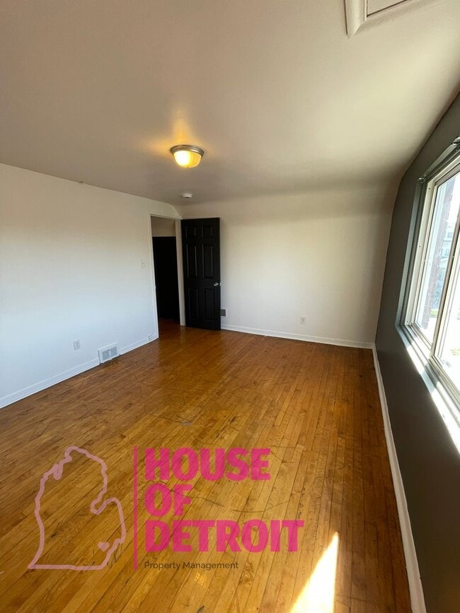 Building Photo - 3 BED 1 BATH | FREE PRE SCREEN | OVER 1200...