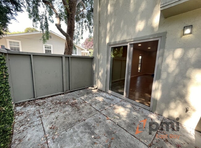 Building Photo - Stylish 2-Bedroom Townhouse in Prime Walnu...