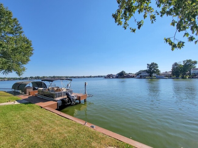Building Photo - Beautifully designed waterfront property w...