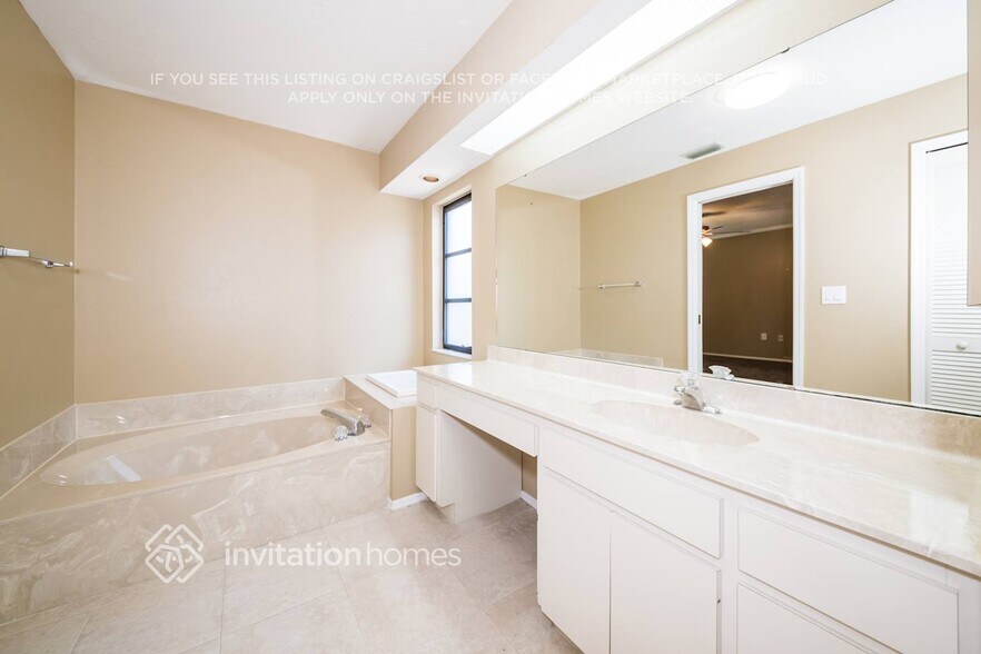 Building Photo - 2204 Tall Oak Ct