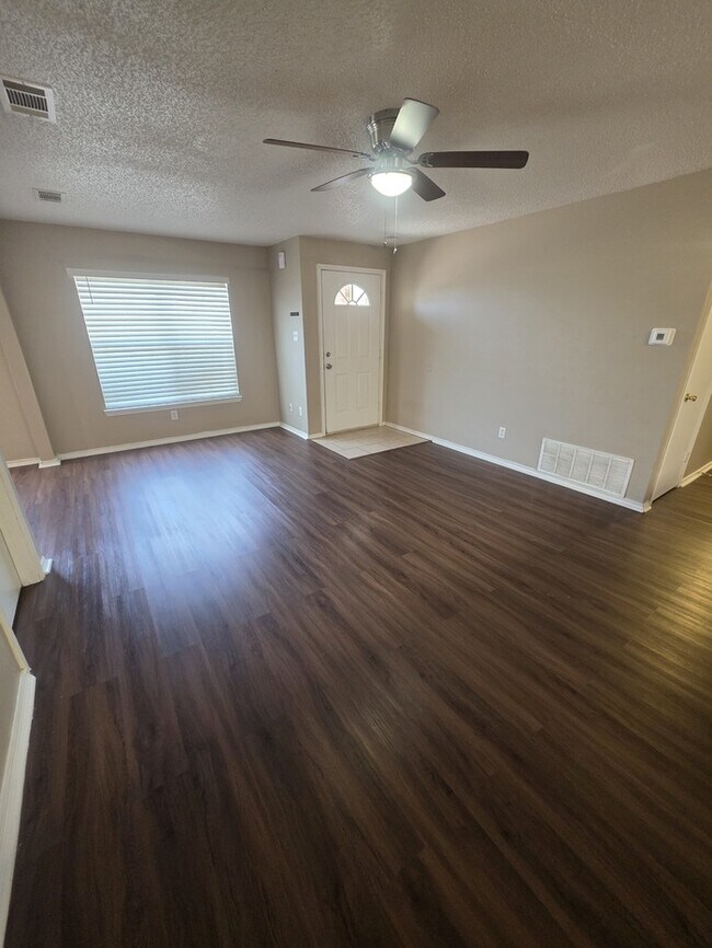 Building Photo - 4 bed 2 bath home
