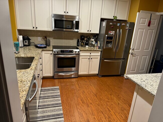 Open style kitchen with an island - 15656 Canmore St