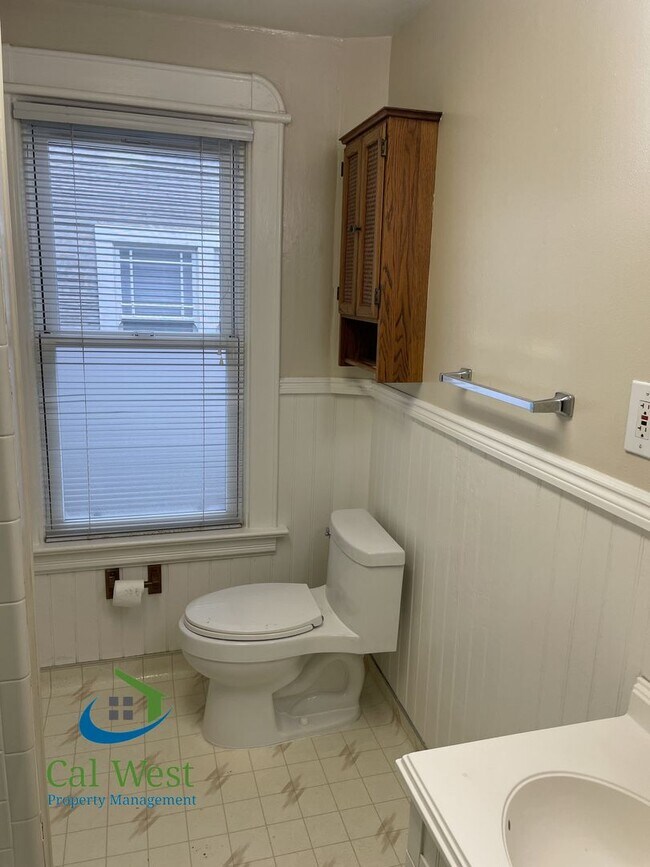 Building Photo - $2595 - 1Bed 1Bath Beautiful Duplex on a Tree Lined Street in the Rose Garden Area!
