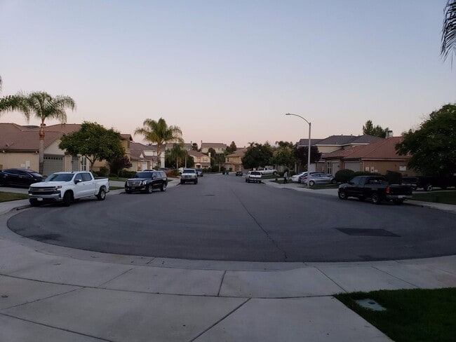 Building Photo - Upgraded 5 Bedroom Home with Spectacular V...