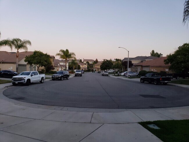 Building Photo - Upgraded 5 Bedroom Home with Spectacular Views