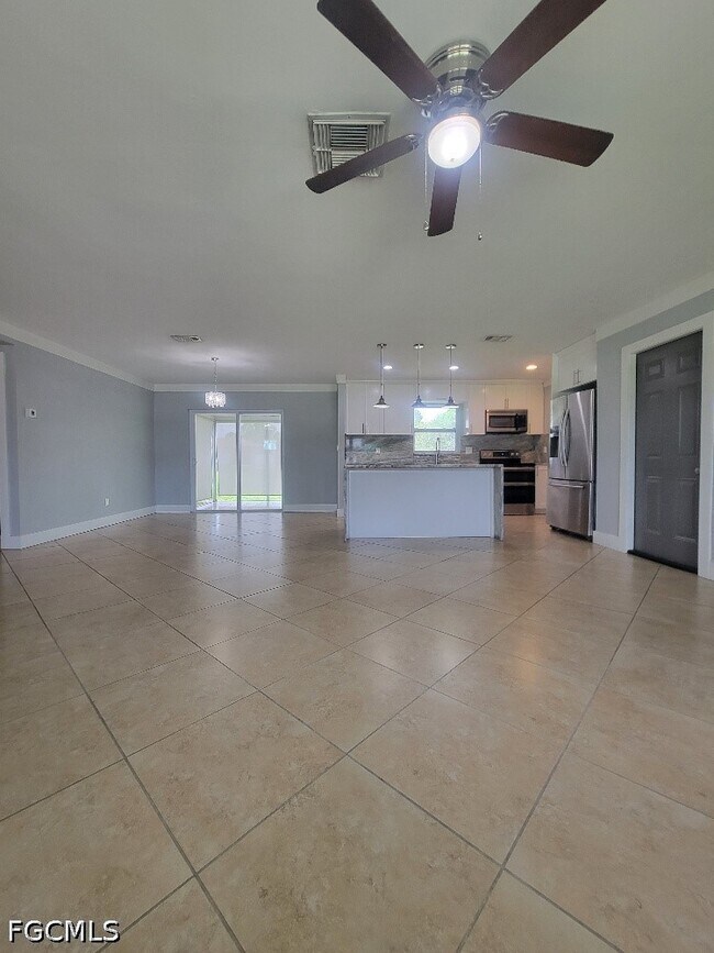 Building Photo - 203 Redcliff Ave