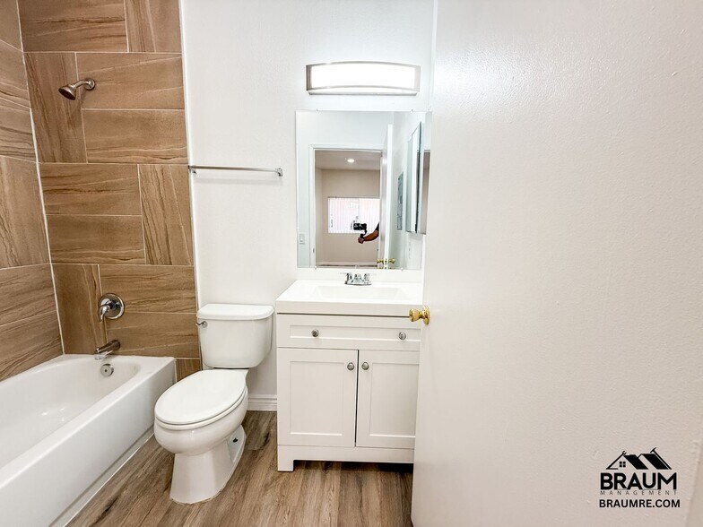 Building Photo - 11459 Collins St