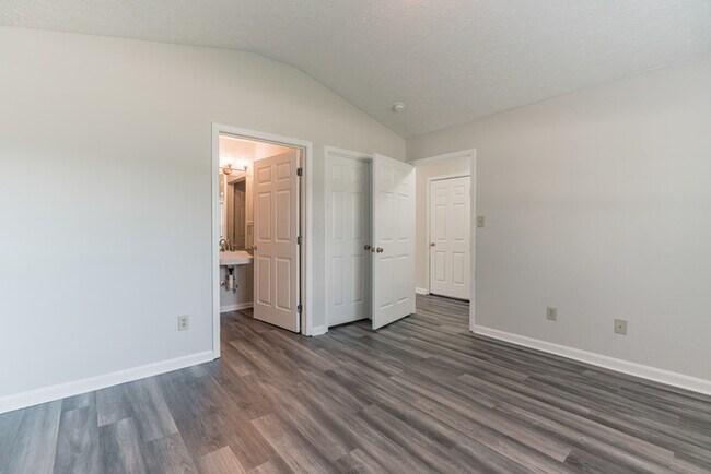Building Photo - Three bedroom rental on Woodhaven Pl