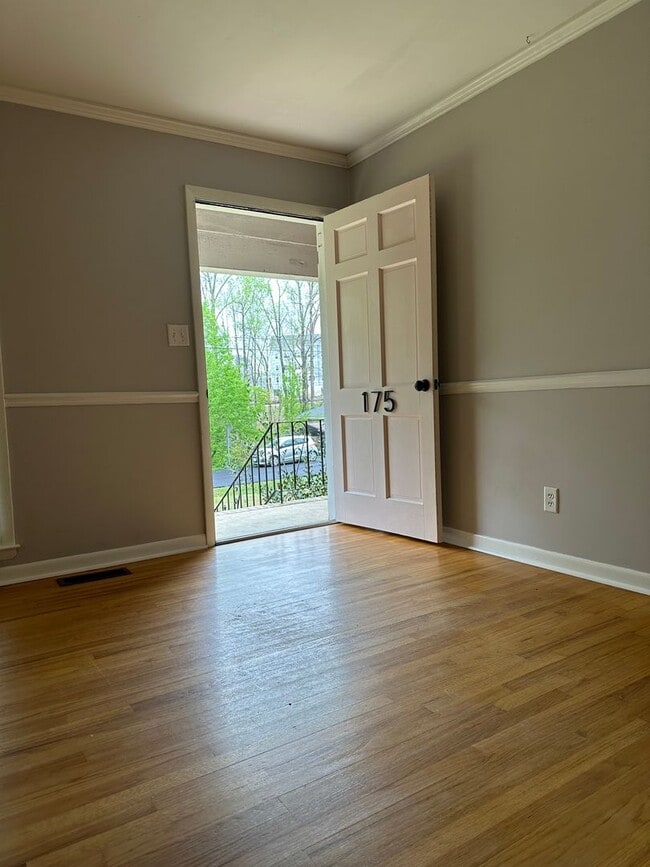 Building Photo - Large Home on the Eastside on a deadened street - Pre Lease