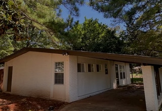 Building Photo - Coming soon 6/26/26- Well maintained 3 bedroom/1 bathroom in a lovely established neighborhood..