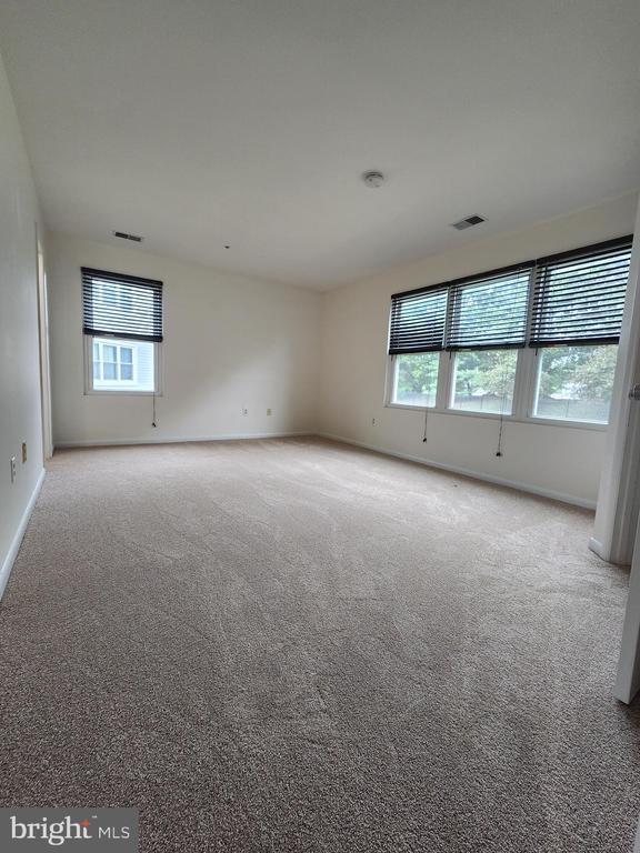 Building Photo - 10 Greystone Ct