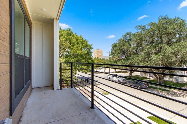 Building Photo - * MOVE IN SUMMER 7/31/2027 * 5 Bed 5.5 Bat...