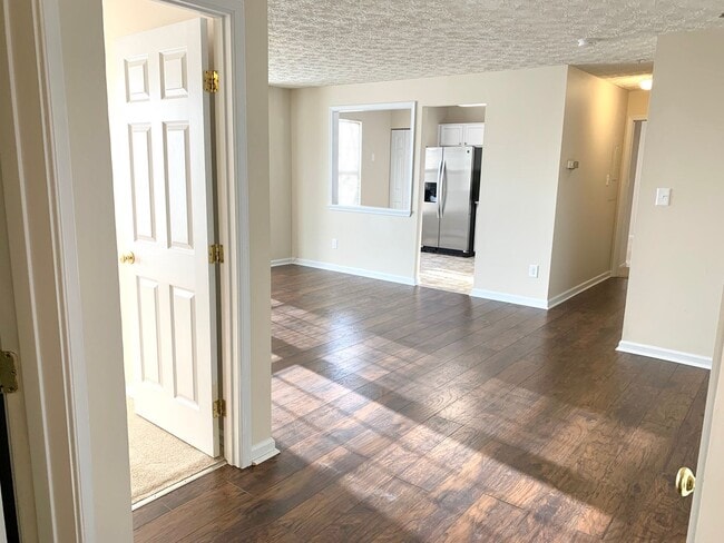 Building Photo - Light Filled 2bd 2bth Penthouse Condo In Piney Orchard!