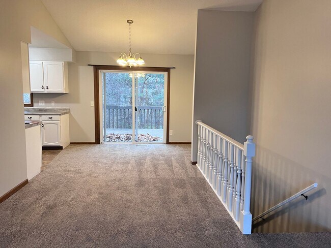 Building Photo - Three Bedroom Duplex in Rockford!