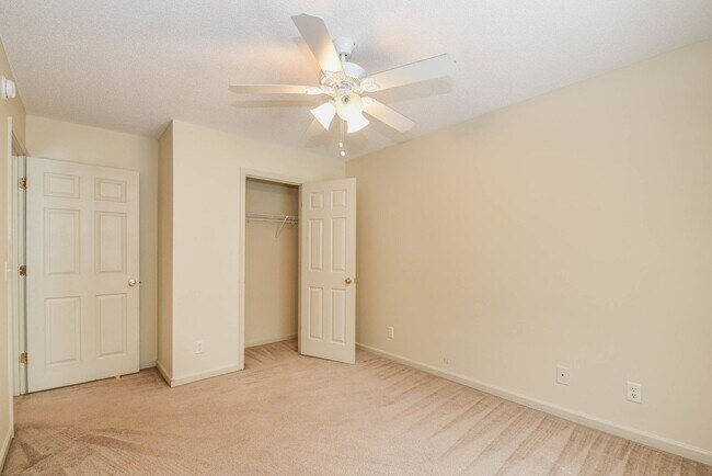 Building Photo - 3 Bedroom, 2 Bath Home with Fully Fenced Yard – Pet Friendly!