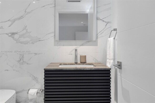 Building Photo - 325 Ocean Dr