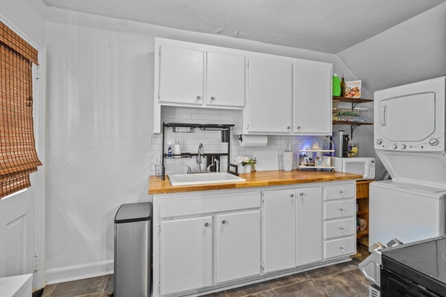 Building Photo - Downtown Townhouse Available 1 Nov 25!